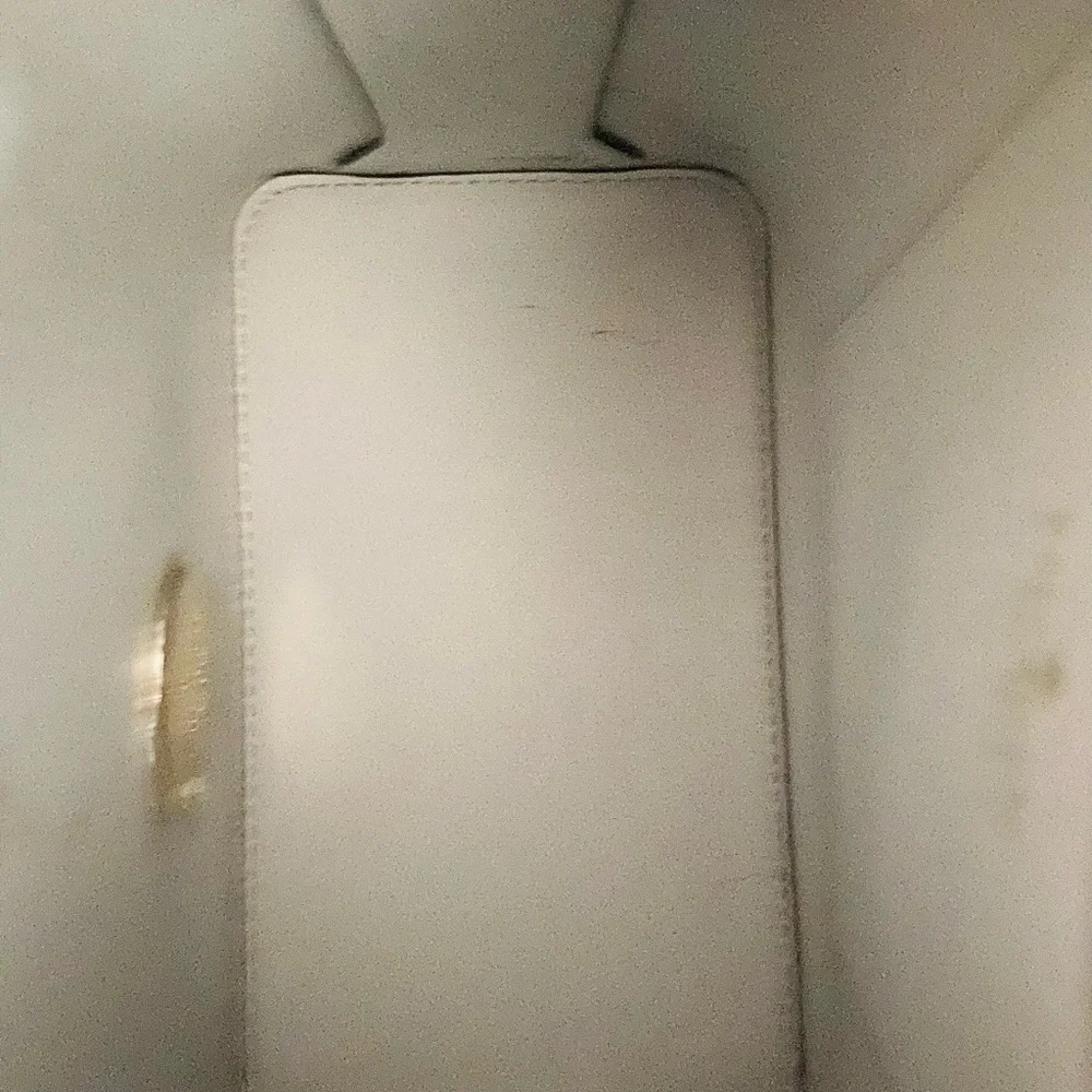 Stunning and Classic Kate Spade Purse. - Picture 5 of 7